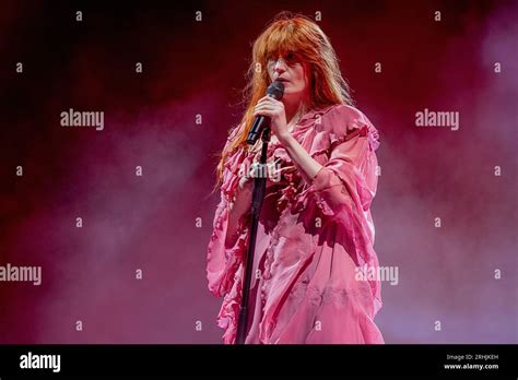  Florence Welch의 'Dance Fever' 콘서트: 열정적인 퍼포먼스와 영원한 팬들로 가득 채워진 한밤중